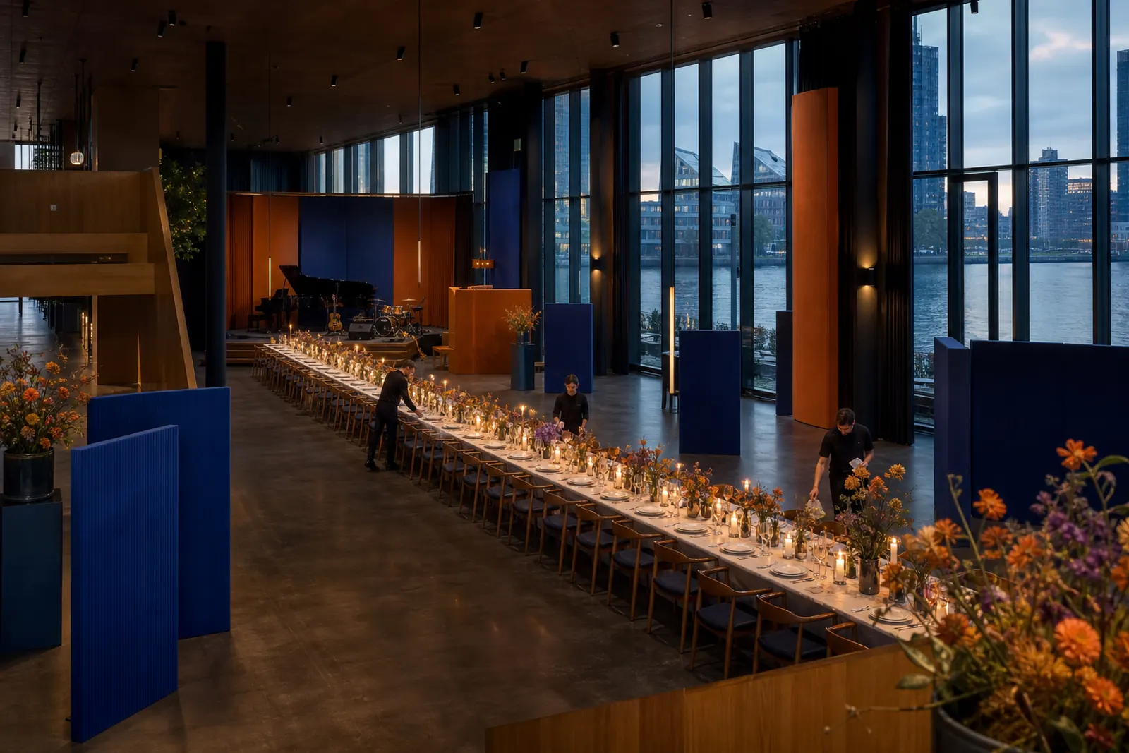 Salon Kade voorbereid voor een lang diner en een live jazzoptreden