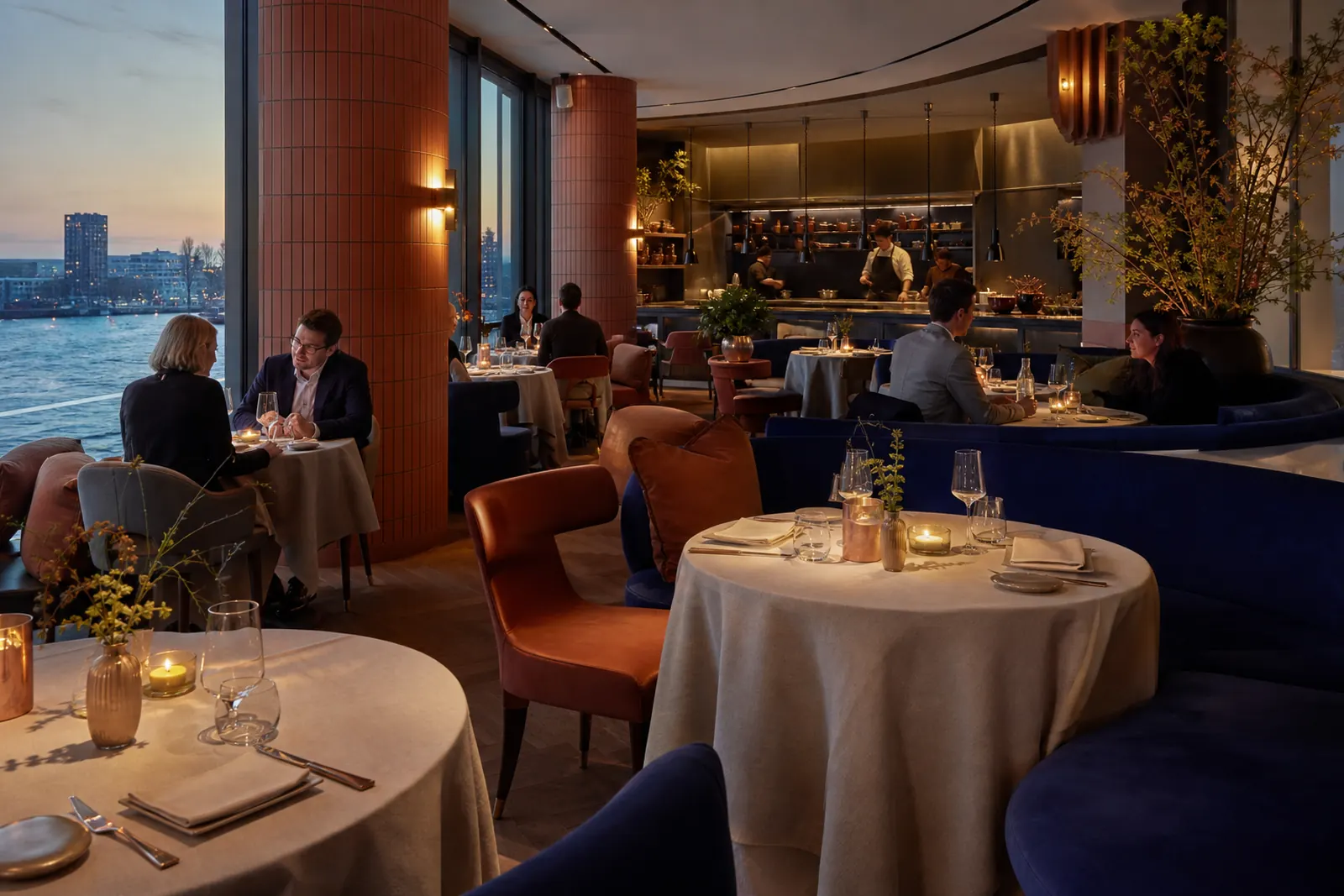 Restaurant Getij met open keuken, gedekte tafels en uitzicht op de rivier