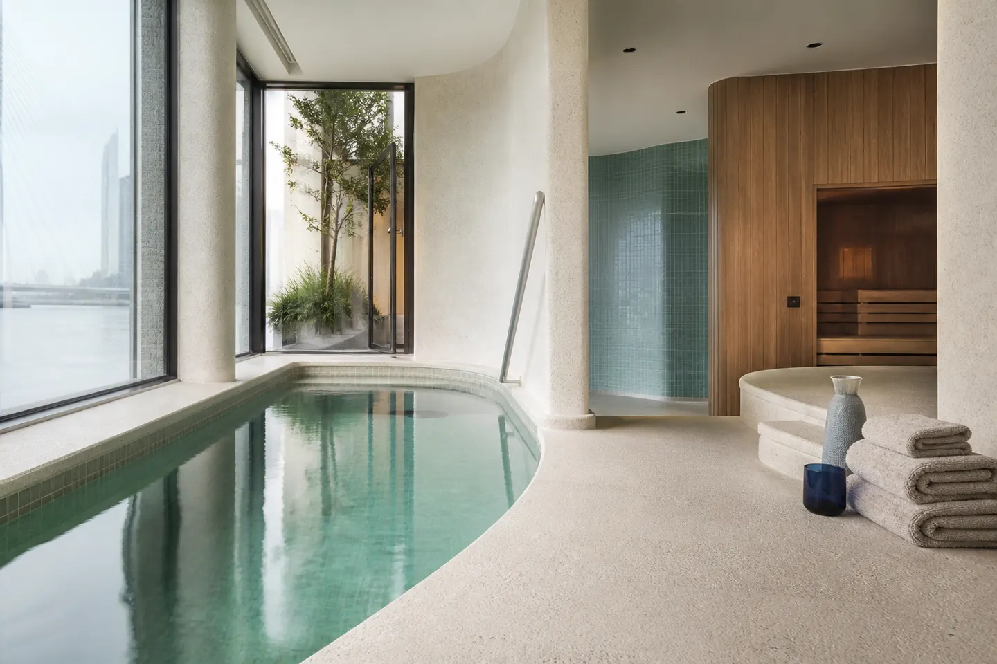 Rustig thermaalbad met zeegroene tegels, sauna en uitzicht over het water